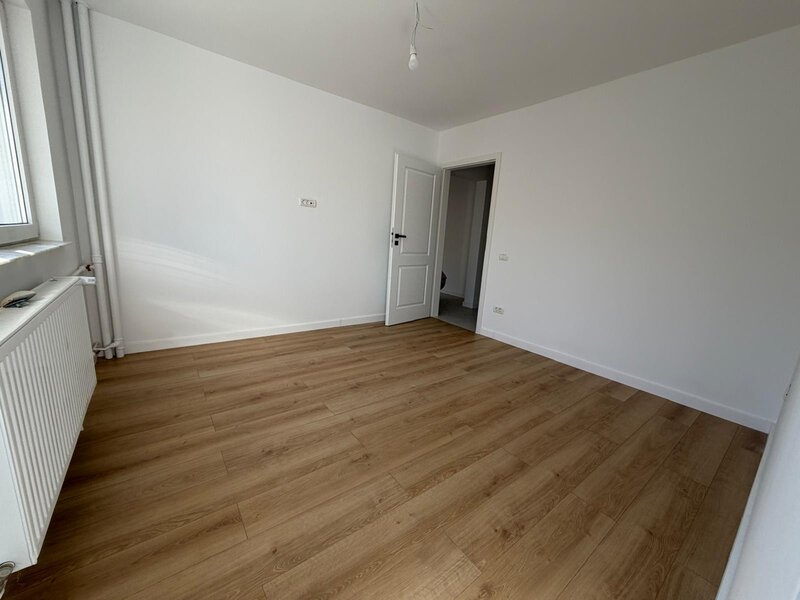Parcul Titanii, pe al Zavideni, 3 minute metrou Titan, renovat complet,